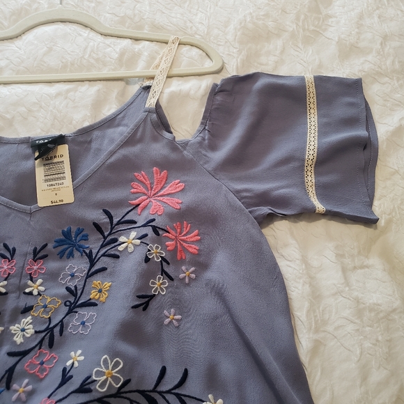 NEW TORRID BLUE EMBROIDERED COLD SHOULDER TOP...SIZE:0 - Picture 9 of 13
